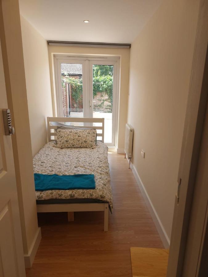 Vibrant Single Room Only For One Adult Southall Kültér fotó